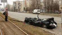 [FOTO/VIDEO] Nevjerojatna snimka u kojoj borbeno vozilo ničim izazvano prelazi preko auta u Kijevu. Vozač je preživio