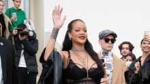 Može li provokativnije od ovoga: Trudna Rihanna na Diorovu reviju stigla u tangama i negližeu