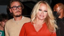 [FOTO] Kakav frajer: Pamela Anderson zablistala u izlasku s najdražim muškarcem