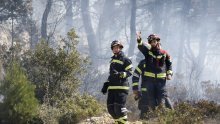 Još gori u Jesenicama kod Omiša, zbog bure ne mogu pomoći kanaderi