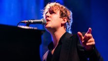 Tom Odell pjeva ukrajinskim izbjeglicama na rumunjskom kolodvoru, njegova pjesma postala je simbol otpora