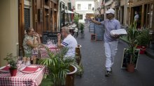 Francuska ukinula većinu covid restrikcija: 'Možemo osjetiti mirise koje nismo već dosta dugo'