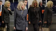 Brigitte Macron servirala poslovnu eleganciju u odijelu, a pohvalila se i novom skupocjenom torbicom