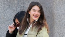 Nasmijana nasljednica: Suri Cruise nisu smetali ni paparazzi iako je prate u stopu