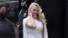 Seks simbol 90-ih i dalje osvaja izgledom: Pamela Anderson plijenila elegancijom u bijelom