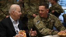 [FOTO/VIDEO] Biden u opuštenom izdanju s američkim vojnicima u Poljskoj: Sjeo s njima na pizzu, posjetio vojnu brijačnicu, snimao selfije