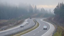 Na A1 kod čvora Gornja Ploča zbog dima smanjena vidljivost, privremena regulacija prometa u Zagrebu zbog održavanja polumaratona