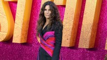 Sandra Bullock očarala u neobičnom ženskom odijelu s upečatljivim detaljem koji je ovom looku dao posebnu vibru