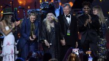 Joni Mitchell nastupila na koncertu za MusiCares