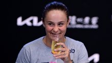 Ashleigh Barty šokirala je svijet prekidom teniske karijere, ali sada se zna i razlog? Primila se palice i pobjeđuje u ovom sportu