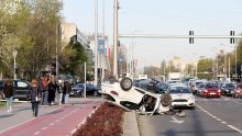 [VIDEO/FOTO] Prometna nesreća u Vukovarskoj u Zagrebu, automobil završio na krovu, dvoje ozlijeđenih