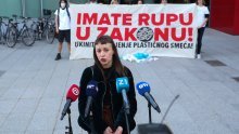 Zelena akcija ispred Ministarstva gospodarstva: Imate rupu u zakonu! Ukinite dijeljenje plastičnog smeća