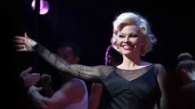 Pamela Anderson debitirala na Broadwayu u mjuziklu Chicago, stižu prve reakcije