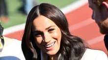 Kakva divna gesta: Meghan Markle skinula skupocjeni kaput sa sebe i dala ga majci s novorođenčem u naručju