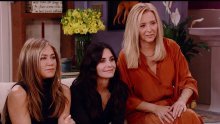 Jennifer Aniston i Courteney Cox ponosno pozirale u novim majicama 'Prijatelja'