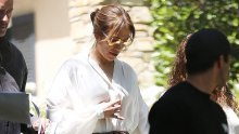 Jennifer Lopez mamac je za poglede u udobnoj maxi haljini i s torbicom koja izaziva zavist