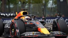 Luda sprint utrka; Verstappen u zadnjem krugu prestigao Leclerca, uzeo pobjedu i 'jedinicu' za nedjelju; novi debakl Hamiltona