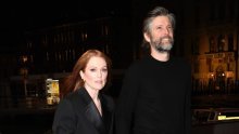 Julianne Moore prva je isfurala torbicu o kojoj ljubitelji mode ne prestaju govoriti