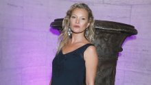 Crna koktel haljina 'must have' je u svakoj garderobi, a dokazala je to još jednom neponovljiva Kate Moss