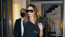 Sama je sebi najbolja reklama: Victoria Beckham zablistala u laskavom stajlingu iz vlastite kolekcije