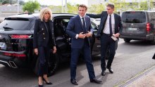 Minimalistički stajling prve dame: Brigitte Macron ne odustaje od skinny traperica i omiljenog sakoa