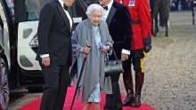 Dobro raspoložena kraljica Elizabeta II. prisustvovala finalu revije konja, a u spektaklu su sudjelovali Tom Cruise i Helen Mirren