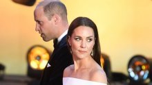 Stil Kate Middleton možda nije najmoderniji, no štogod odjene postaje hit, a ova je haljina još jedan dokaz