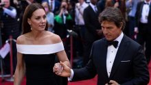 To je gospodin: Tom Cruise pomogao Kate Middleton da se lakše popne po stepenicama