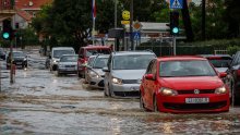 [FOTO] Snažno nevrijeme potopilo Kaštela i Trogir; vozila na cestama 'zarobila' voda, podrumi plivaju, grom izazvao požar