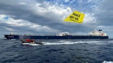 [FOTO] Greenpeace prosvjedovao protiv prijevoza ruske nafte u luku Omišalj: 'Ne krvavoj nafti!', 'Mir, ne nafta'