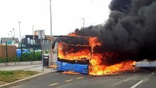 [FOTO/VIDEO] Zapalio se ZET-ov autobus u Novom Jelkovcu, oštećeno stajalište i automobil