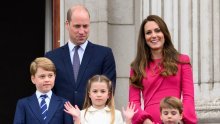 Ugodno iznenađenje za okupljene: Kate i William spontano izašli na ulicu ispred svoje palače i družili se s Britancima