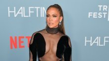 Ukrala je svu pozornost: Jennifer Lopez u izazovnoj haljini malo  toga je ostavila mašti