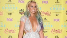 Pogledajte vjenčanicu Britney Spears iz svih kutova: Udala se u kreaciji Donatelle Versace koja je klasična, ali i vrlo izazovna