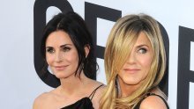 Jennifer Aniston osvježila frizuru i pozirala u haljini koju je Courteney Cox nosila prije 20 godina