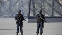 Zbog dojave o bombi evakuirano područje oko muzeja Louvre gdje se očekuje kandidat Macron