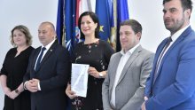 [FOTO] U Petrinji uručeno 10 ugovora za cestovnu infrastrukturu, vrijednih 176 milijuna kuna