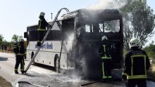 [FOTO/VIDEO] Planuo putnički autobus u blizini Šibenika: Vozač je osjetio da nešto smrdi...