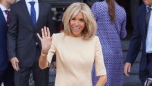 Jednostavnost je njezina formula: Brigitte Macron ne odustaje od svojih omiljenih haljina retro stila koje joj sjajno pristaju