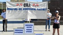 Performans Zelene akcije na zagrebačkom Glavnom kolodvoru: Ministarstvo 'diskvalificirano' u borbi protiv zagađenja plastikom