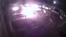 [VIDEO] Usred noći žena prolila benzin i zapalila restoran na plaži, umalo nastradao turist koji je krenuo gasiti požar