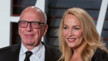 Čini se da je milijarder Rupert Murdoch ostavio Jerry Hall putem e-maila, a za bračni brodolom ona sad krivi njegovu djecu