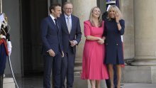 Tko ima bolji stajling: Brigitte Macron u elegantnoj haljini ili šarmantna gošća iz Australije u ružičastom