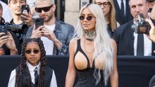 Chic duo: Kim Kardashian i kćerkica North West bile su glavne zvijezde modne revije u Parizu