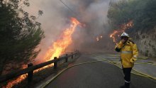 Vatrogasci uz pomoć helikoptera gase požar blizu francuske sredozemne obale