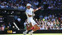 [VIDEO] Fenomenalnim poenom Novak Đoković natjerao je gledatelje u Wimbledonu da i njemu zaplješću; Srbin u 32. finalu Grand Slam turnira