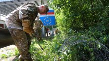 [FOTO/VIDEO] Pogledajte kako su Slovenci maknuli prve metre žilet-žice na granici s Hrvatskom