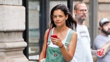 Katie Holmes zna kako u dnevnom izlasku isfurati ravne natikače kakve najradije nosimo na plaži