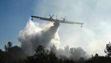 [VIDEO] Lokaliziran požar u blizini turističkih naselja kod Umaga, u akciji bili helikopter i dva kanadera