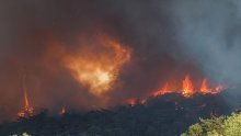 [FOTO/VIDEO] Požar u Sloveniji ponovno se razbuktao: 'Stanje je očajno, plamen je tri puta viši od borova, sve je u dimu i vrlo blizu kuća'